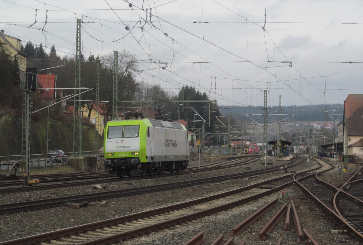 145 095-6 von Captrain durchfährt am 21. Februar 2014 solo den Bahnhof Kronach in Richtung Lichtenfels.