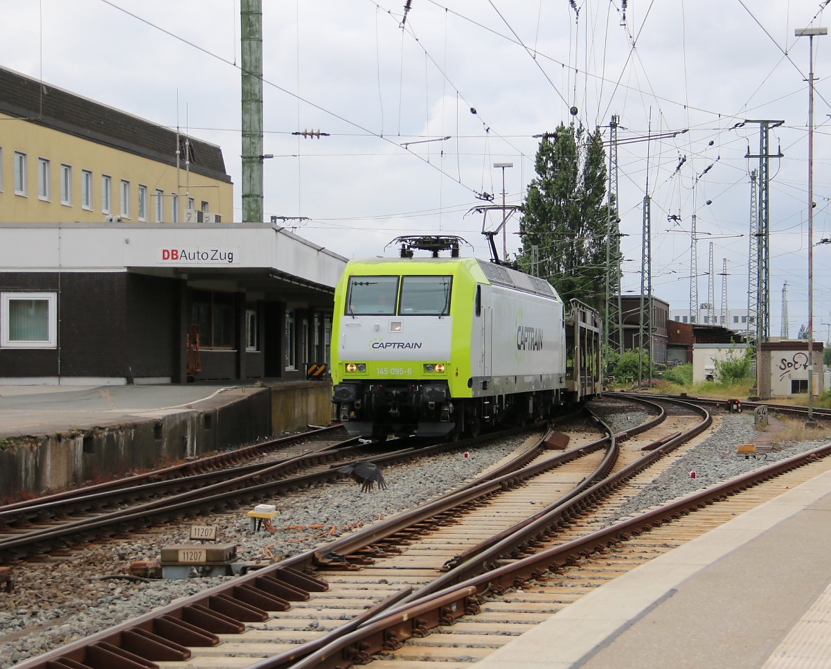 145 095-6 der Captrain schleicht sich mit leeren Autotransportwagen in den Bremer Hauptbahnhof herein. Aufgenommen am 19.06.2014.