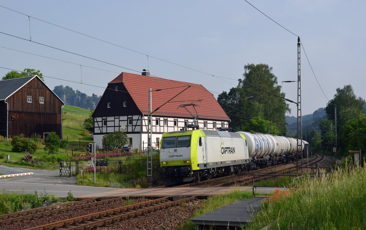 145 095 der Captrain führte am Morgen des 15.06.19 einen Kesselwagenzug durch Strand Richtung Bad Schandau.