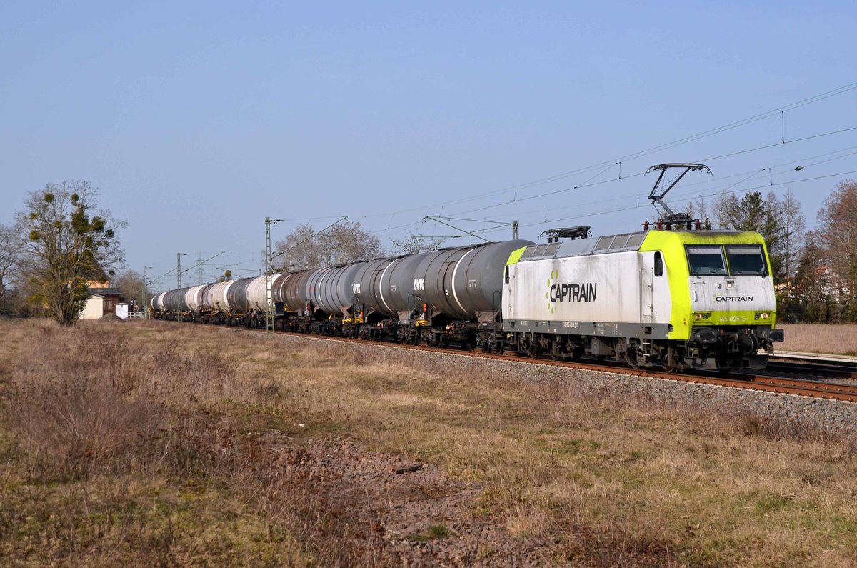145 095 der Captrain führte am 24.02.21 einen Kesselwagenzug durch Jütrichau Richtung Roßlau.