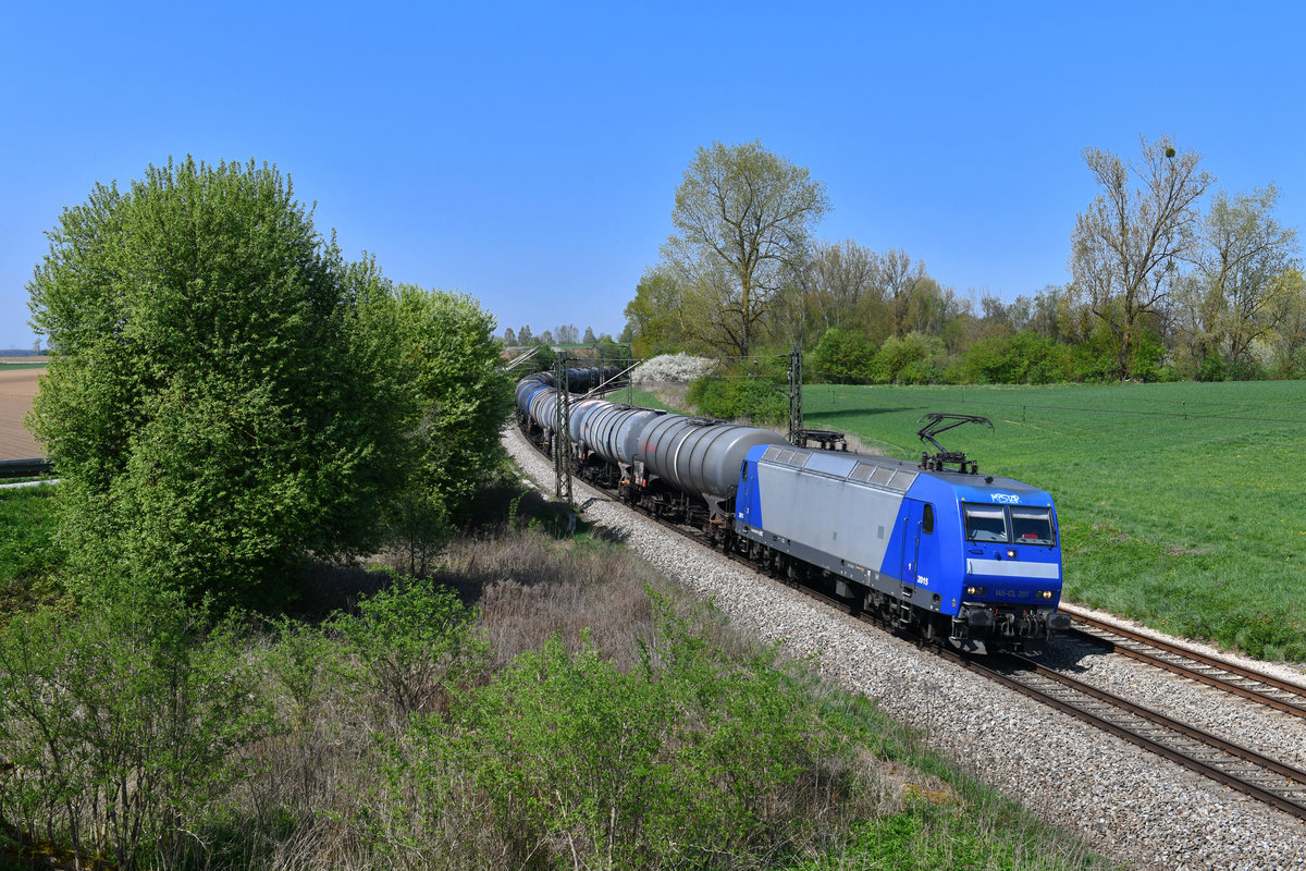 145 097 mit einem Kesselzug am 19.04.2018 bei Langenisarhofen.