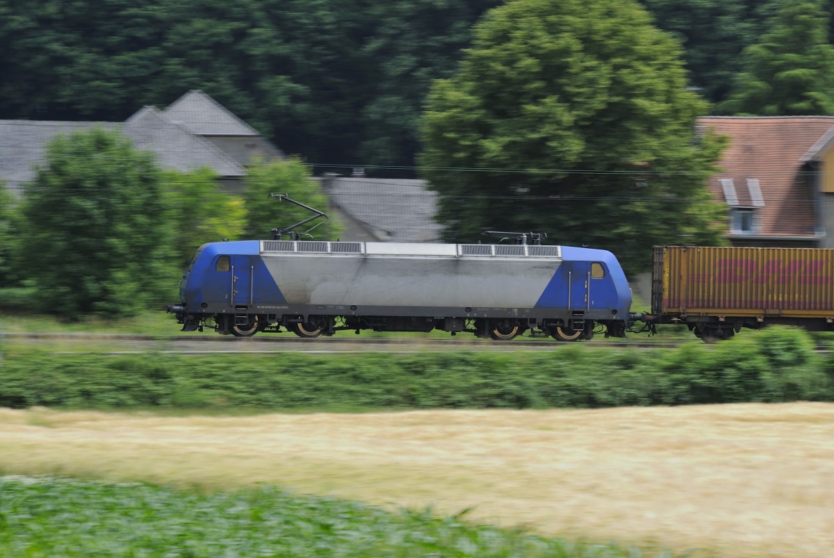 145 100-4D-XRAIL(Cross Rail)zieht einen Containerzug durch das Wurmtal auf der KBS 485, in Richtung Mönchengladbach mitgezogen am 27.6.2015
