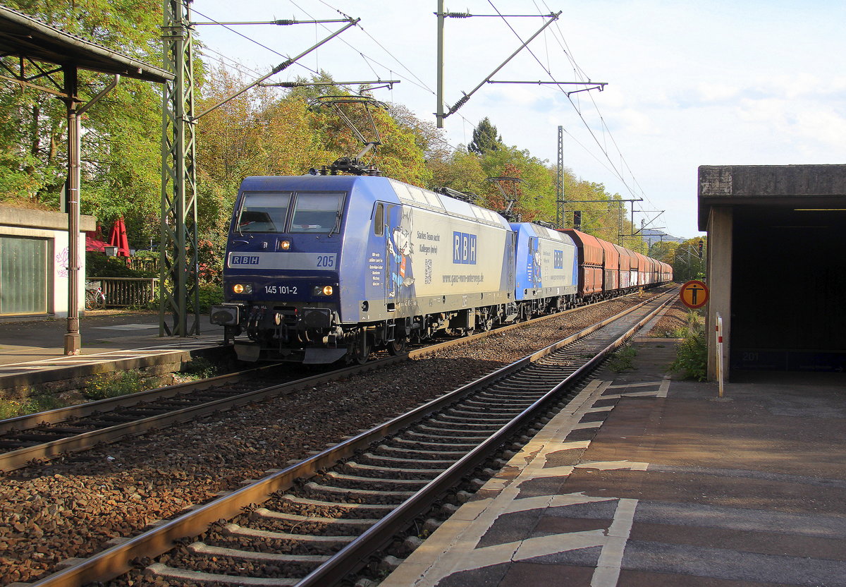 145 101-2/RBH 205 und 145 102-0 RBH 206 beide Von RHB kommen mit einem Kohlenleerzug aus dem Saarland nach Oberhausen-West(D) und kammen aus Richtung Koblenz und fuhren durch Bonn-Oberkassel in Richtung Köln-Gremberg.
Aufgenommen vom Bahnsteig von Bonn-Oberkassel an der rechten Rheinstrecke. 
Bei Sommerwetter im Oktober am 6.10.2018.