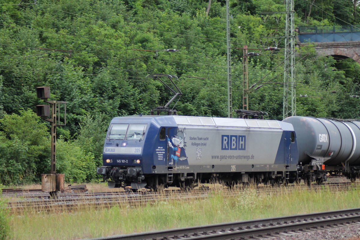 145 101  Starkes Team sucht Kollegen  am 19.06.2018 mit einem Kesselwagenzug in Eichenberg.