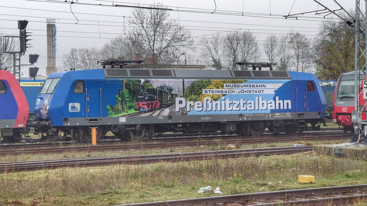 145 103-8 D-PRESS (intern 145 060-0) in Stendal Hbf vom Bahnsteig 4/5 aus bei nebligen Nieselwetter am 16.11.2022