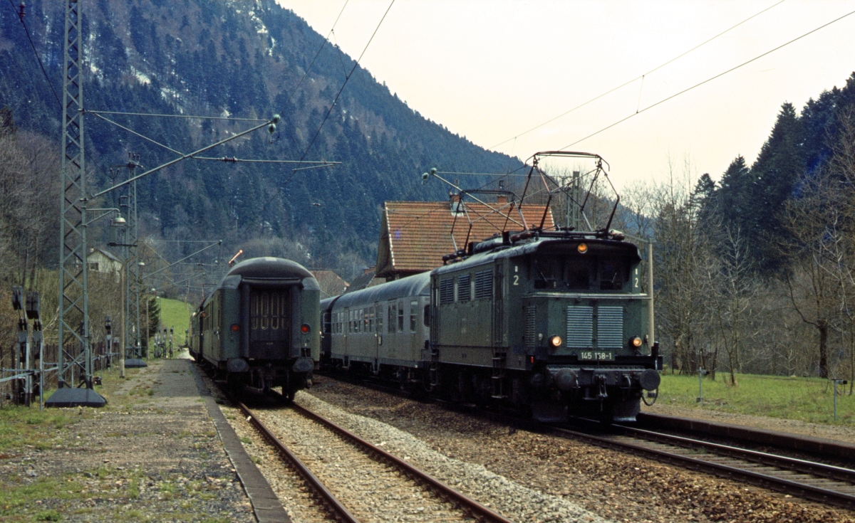 145 158, Zugkreuzung Posthalde, 19.5.1979. Weil in Hirschsprung und Posthalde damals noch Züge hielten, war es für den  Tramper-Ticket-Inhaber  relativ einfach, auch zu Fuß gute Fotostellen an der Steilstrecke zu erreichen. Heute brauchte es für den Weg von Himmelreich nach Hinterzarten (oder besser umgekehrt) zu Fuß schon eine gute Kondition, vom eintönigen Zugangebot gar nicht zu reden ... !