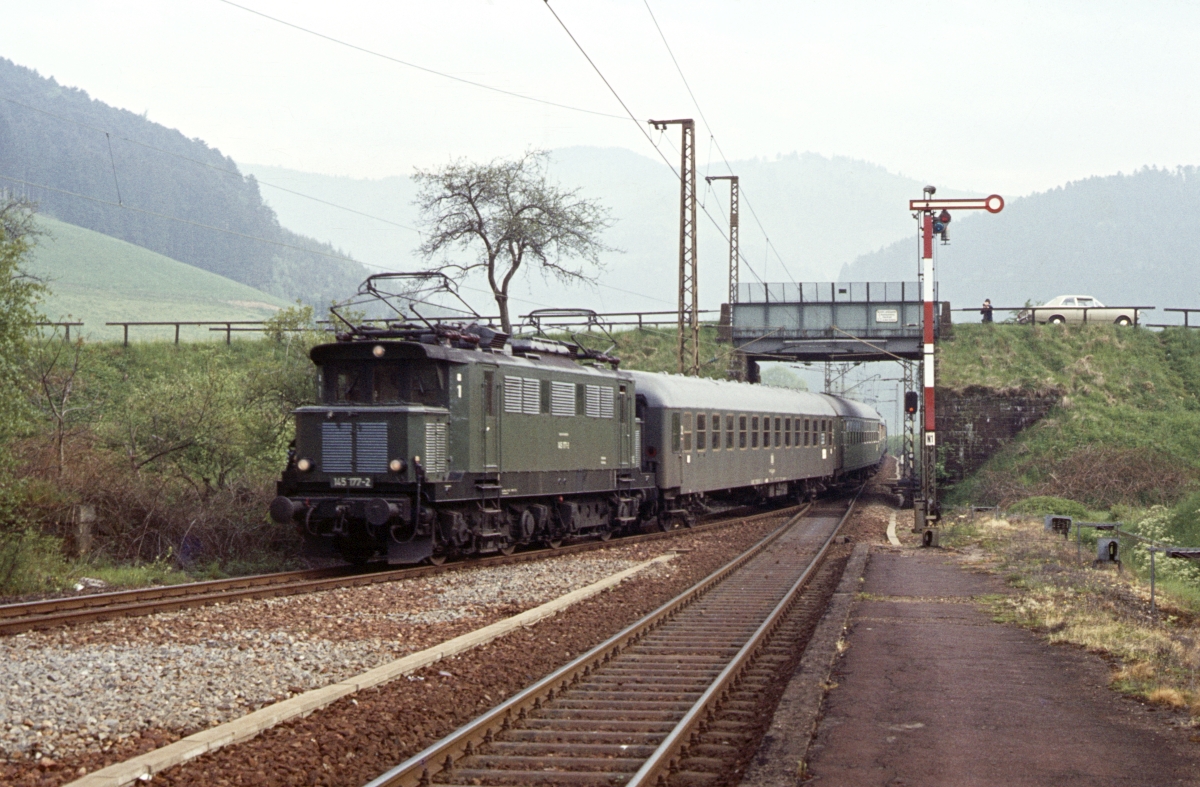 145 177 kehrt mit der Leergarnitur des Sonderzuges aus Titisee nach Freiburg zurück. Himmelreich, 4.5.1979.