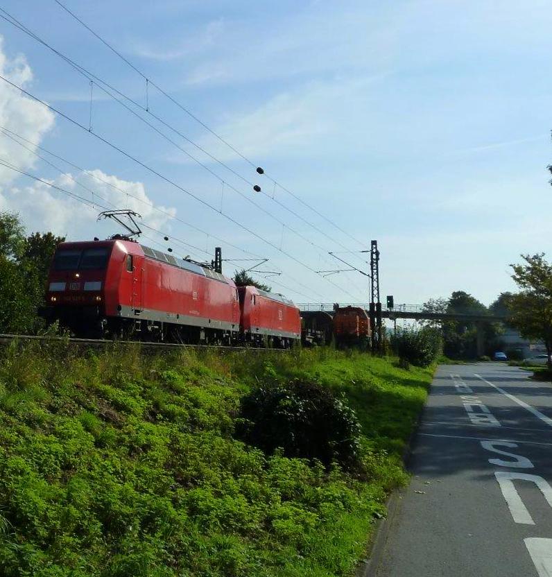 145 und eine 185er beide von DB kommen mit einem langen gemischten Güterzug aus Süden nach Köln-Gremberg und  fährt durch Bad-Honnef am Rhein in Richtung Köln bei schönem Sonnenschein am Nachmittag vom 2.10.2014. 