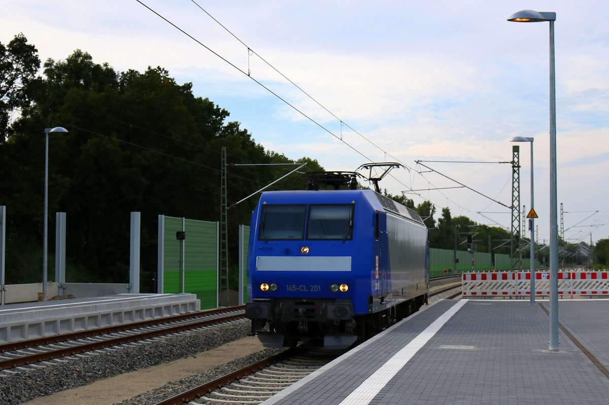 145 201 der Crossrail AG als Tfzf durchfährt den Bahnhof Schkopau auf der Bahnstrecke Halle–Bebra (KBS 580) Richtung Großkorbetha. [8.8.2017 - 17:21 Uhr]