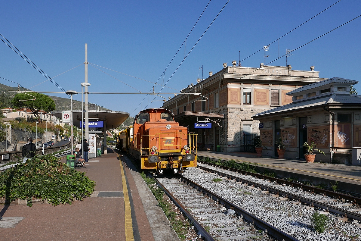 145 251-4 zieht am 30.10.2017 einen Gleisbauzug in den Bahnhof von Alassio.