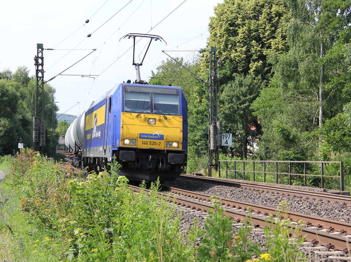 145 520-2 mit Kesselwagenzug in Fahrtrichtung Norden. Aufgenommen in Wehretal-Reichensachsen am 17.07.2013.