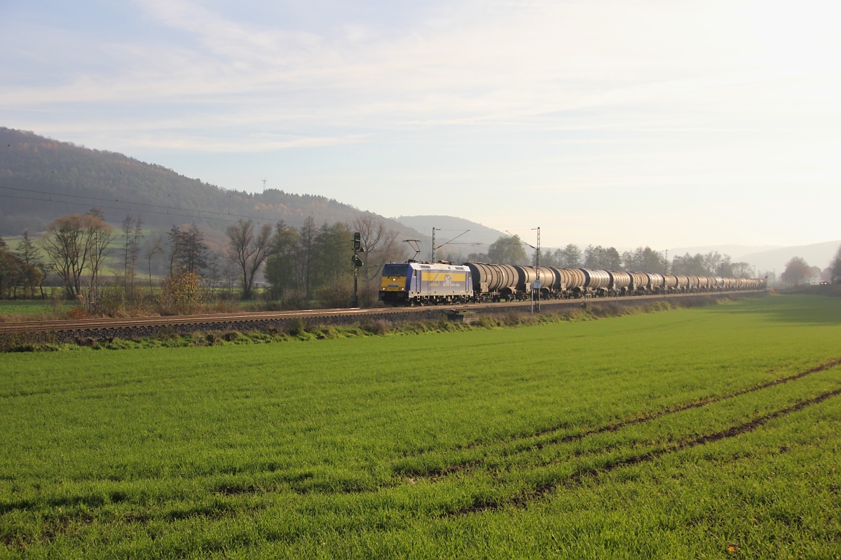 145 520-2 mit Kesselwagenzug in Fahrtrichtung Norden. Aufgenommen am 16.11.2013 bei Wehretal-Reichensachsen.