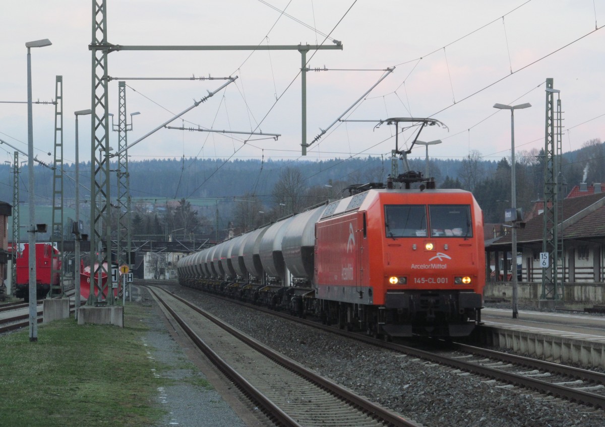 145-CL 001 von Arcelor zieht am 25. März 2014 einen Staubzug durch Kronach in Richtung Lichtenfels.
