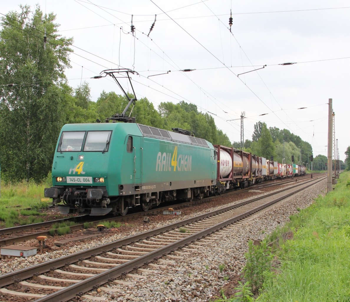 145-CL 004 mit Containerzug in Leipzig-Thekla. Aufgenommen am 04.07.2013.