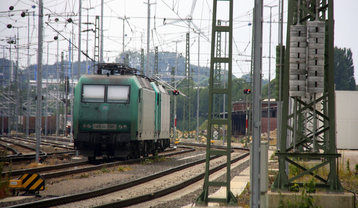 145 CL-005 185er beide von Crossrail stehen in Aachen-West bei Regenwolken am Nachmittag vom 19.6.2014.