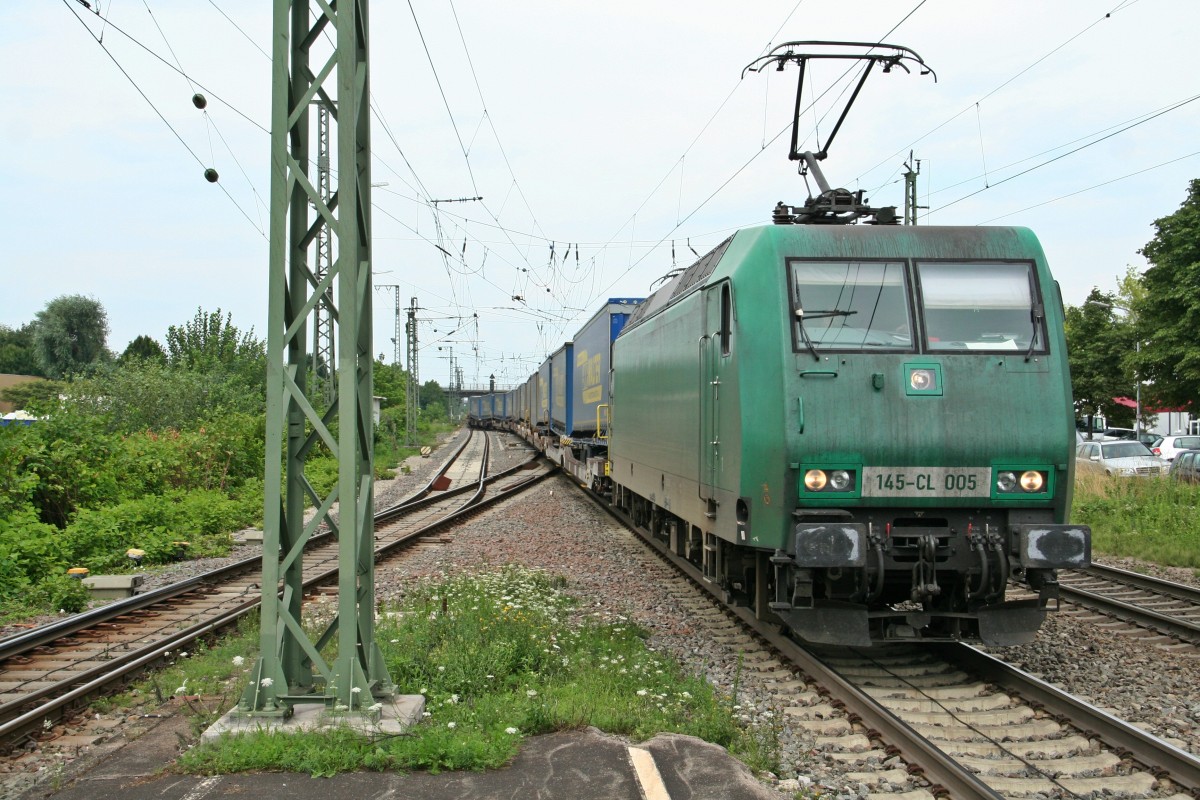145-CL 005 mit einem KLV-Zug auf dem Weg gen Italien, den sie bis Basle SBB Rbf bringen wird, am Nachmittag des 23.07.14 beim Verlassen des Überholgleises 13 in Müllheim (Baden).
