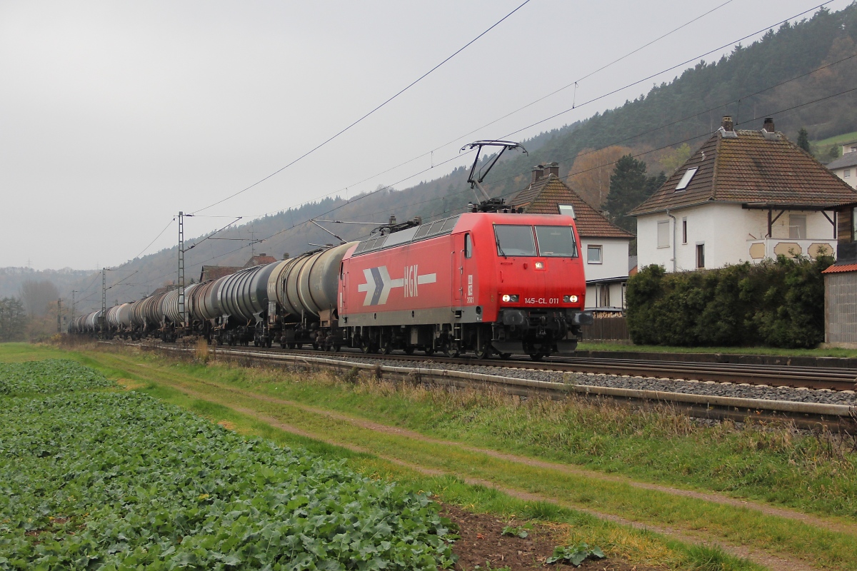 145-CL 011 der HGK mit Kesselwagenzug in Fahrtrichtung Norden. Aufgenommen am 16.11.2013 in Ludwigsau-Friedlos.