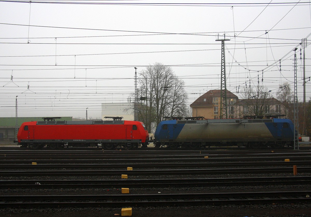 145 CL-014 und 185er beide von Crossrail stehen in Aachen-West.
Aufgenommen vom Bahnsteig in Aachen-West.
Bei Nebelwolken an einem Kalten vormittag vom 3.12.2014.