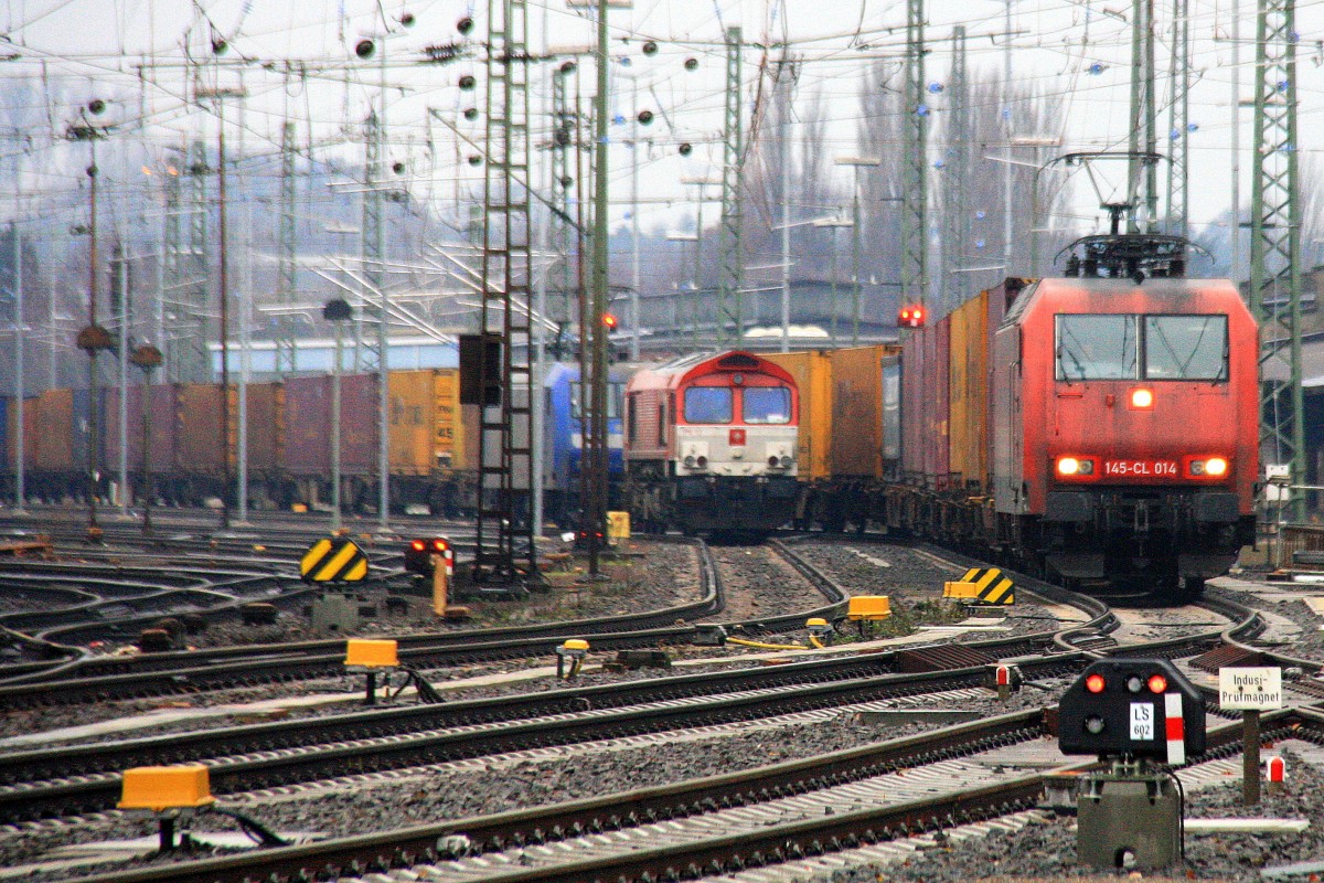 145 CL-014 von Crossrail fährt mit einem langen Containerzug aus Zeebrugge(B) nach Gallarate(I) bei der Abfahrt aus Aachen-West und fährt in Richtung Aachen-Hbf,Köln,
und im Hintergrund steht eine Class 66 PB13   Ilse  und eine 145 CL-202 beide von Crossrail bei Nieselregen am 7.12.2013.