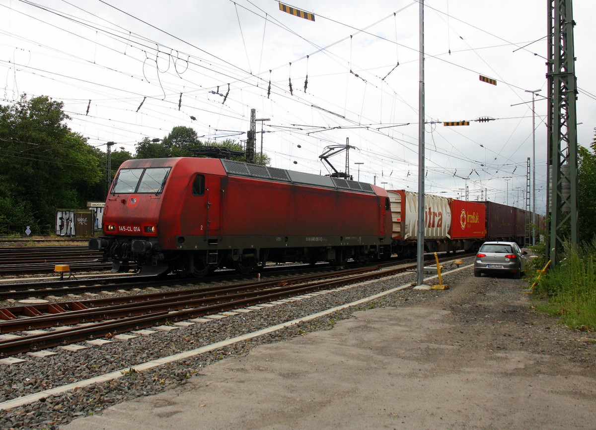145 CL-014 von Crossrail fährt mit einem langen Containerzug aus Zeebrugge(B) nach Gallarate(I) bei der Ausfahrt aus Aachen-West und fährt in Richtung Aachen-Hbf,Köln. Bei Sonne und Wolken am Nachmittag vom 5.7.2014. 