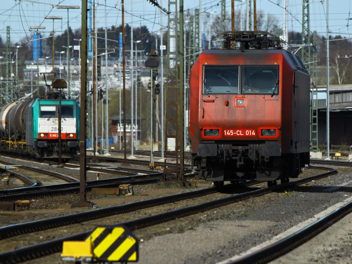 145-CL 014 von Crossrail rangiert am 20.03.2014 in Aachen West, links im Hintergrund wartet Cobra 186 235 (2843) mit einem Kesselzug am Haken auf Streckenfreigabe nach Belgien.