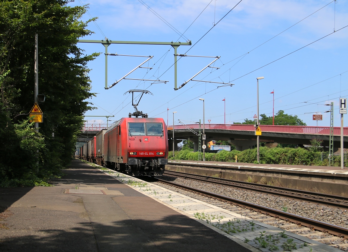 145-CL 014, die dringend mal ein paar Spritzer Wasser vertragen könnte, mit Containerzug in Fahrtrichtung Süden. Aufgenommen in Brohl am 17.07.2014.