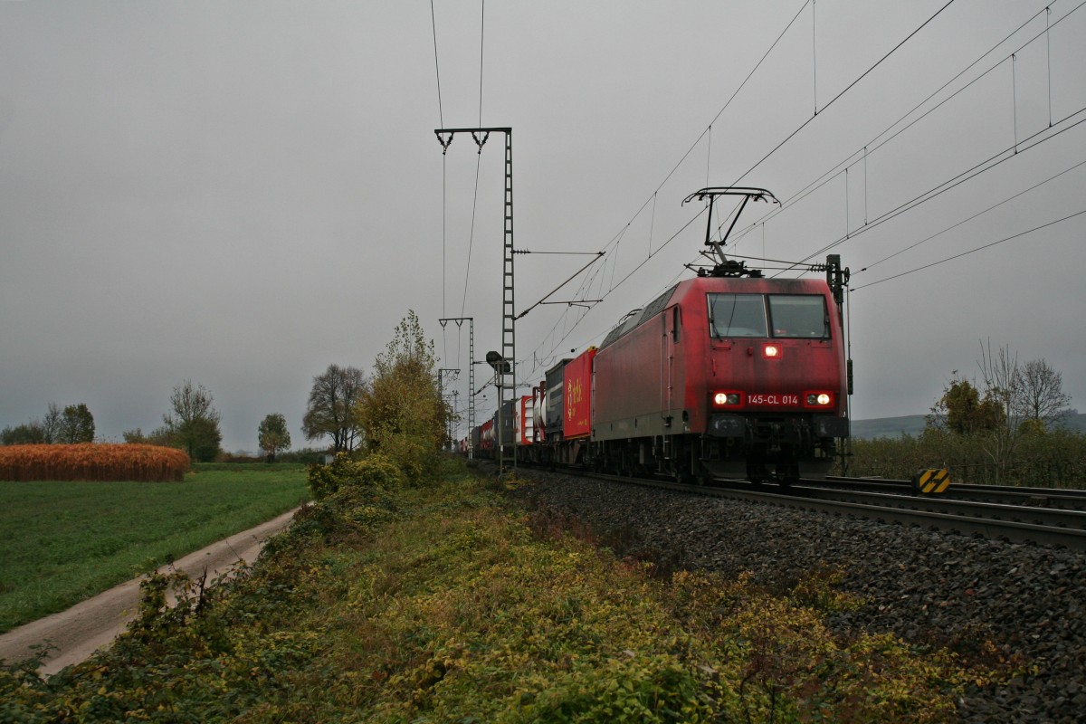 145-CL 014 mit einem KLV-Zug gen Sden am Nachmittag des 22.11.13 bei der Durchfahrt des Bahnhof Mllheim (Baden).
