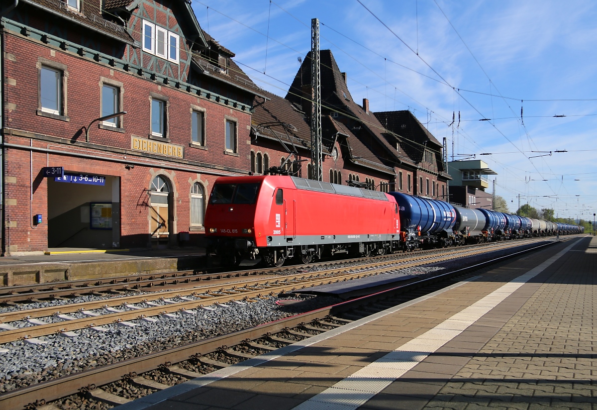 145 CL-015 (145 093-1) wird mit ihrem Kesselwagenzug auf Gleis 1 in Eichenberg einen Signalhalt einlegen müssen. Aufgenommen am 17.04.2014.