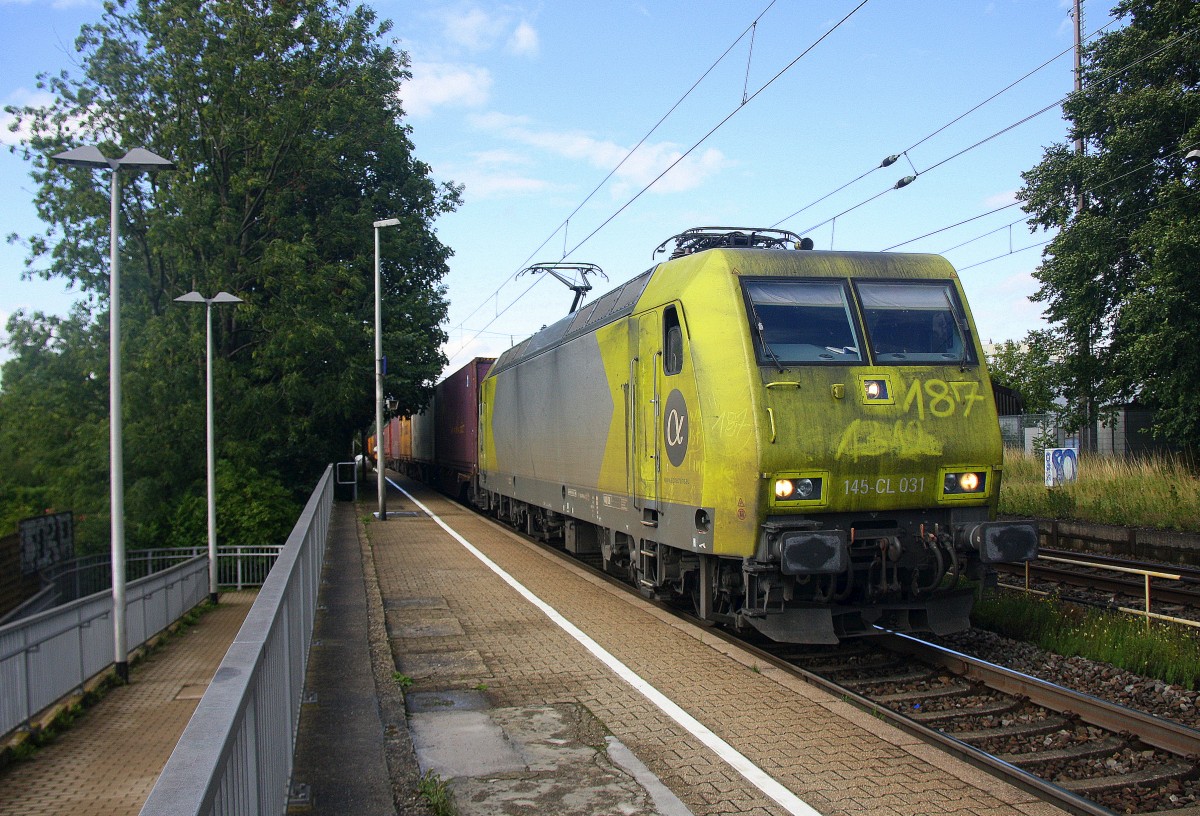 145 CL-031 von Alpha Trains kommt als Umleiter mit einem langen Containerzug aus Milano(I) nach Zeebrugge-Ramskapelle(B) und kommt durch Kohlscheid aus Richtung Herzogenrath und fährt die Kohlscheider-Rampe hoch nach Aachen-West. 
Bei Sonnenschein am Abend vom 27.7.2015.