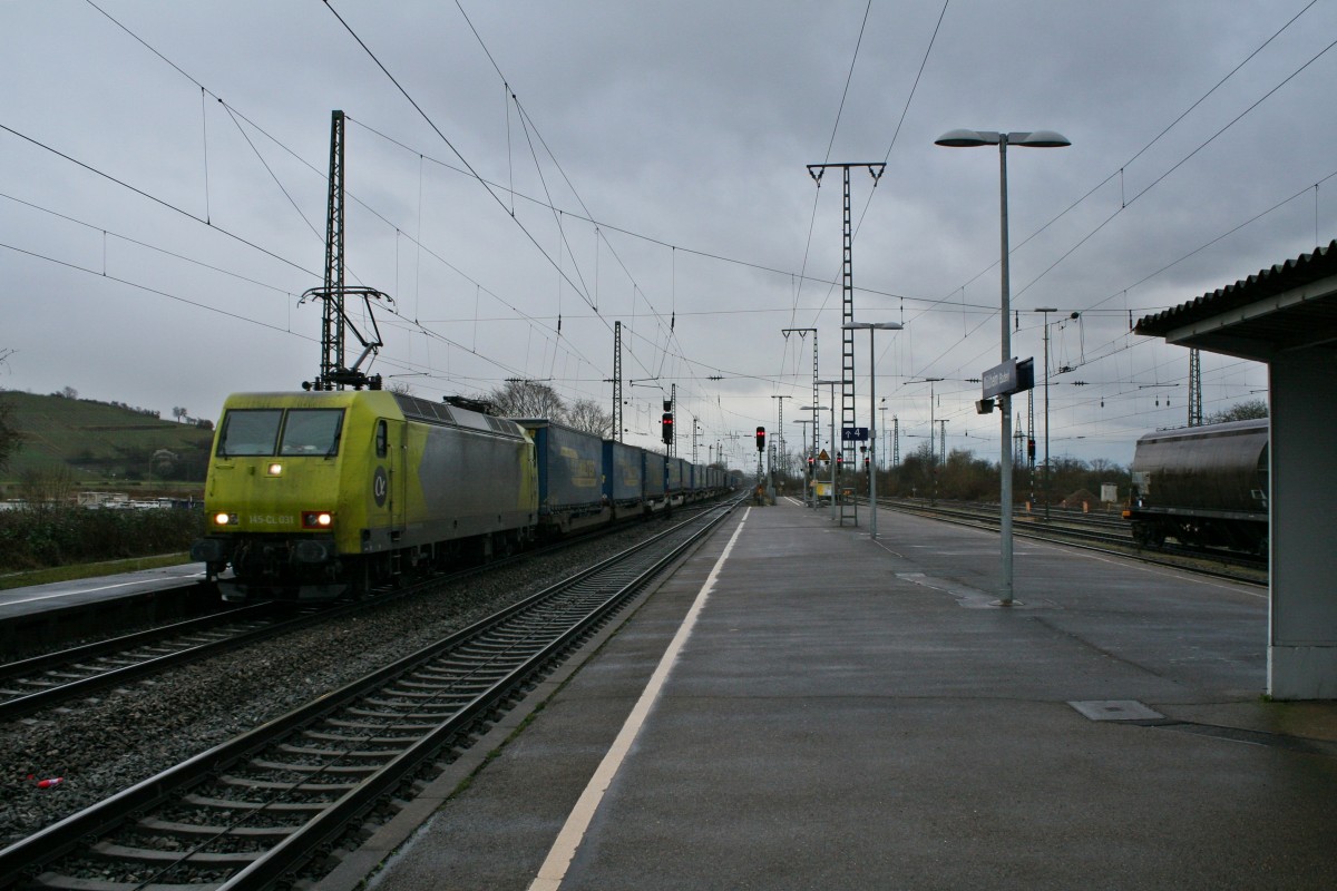 145-CL 031 mit einem KLV-Walter-Zug gen Norden am Nachmittag des 28.02.13 im Bahnhof Mllheim (Baden).