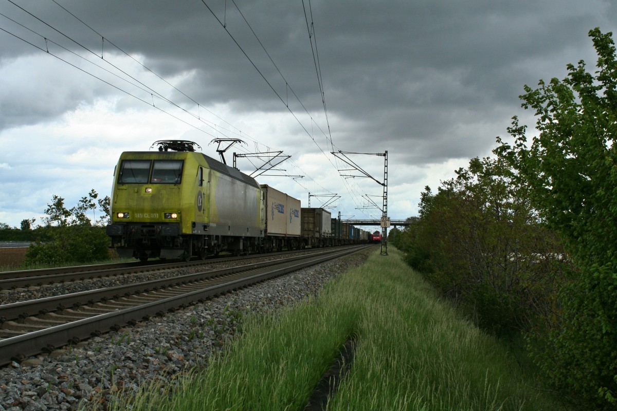 145-CL 031 mit einem KLV-Zug auf dem Weg in Richtung der Schweiz am Vormittag des 08.05.14 westlich von Hgelheim.