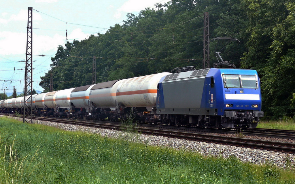 145 CL 201 (nach RAG und RBH nun mit HGK-Logo) am 2.7.13 auf der Rheinbahn hinter Oftersheim mit einem Kesselzug Richtung Karslruhe