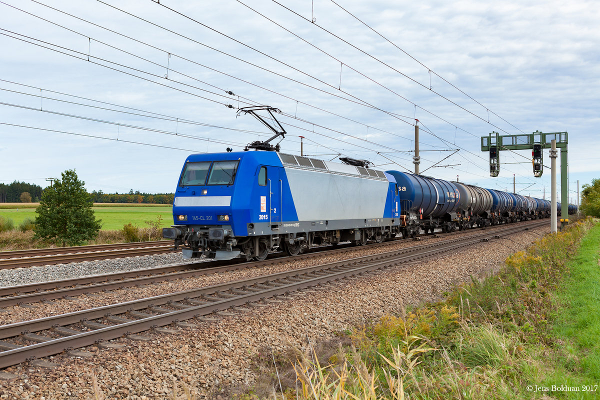 145-CL 201 passiert am 02.10.2017 auf dem Weg in Richtung Augsburg die markante Signalbrücke bei Mammendorf
