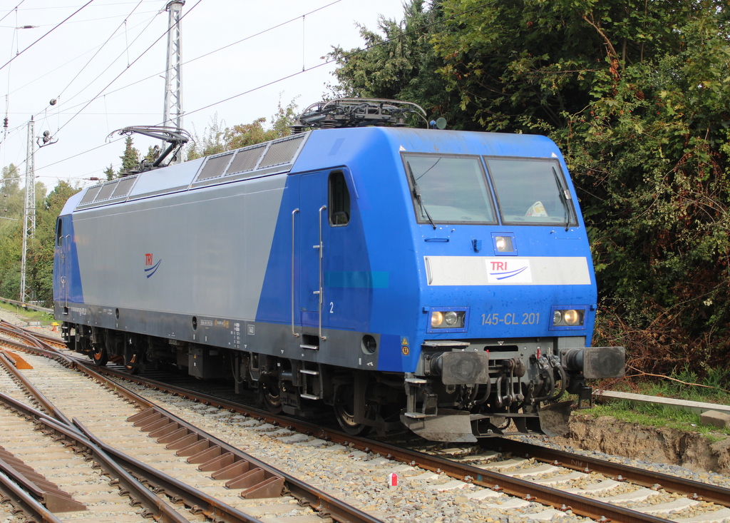 145-CL 201(145 097-2) beim Rangieren am Mittag des 03.10.2023 in Rostock-Bramow. 