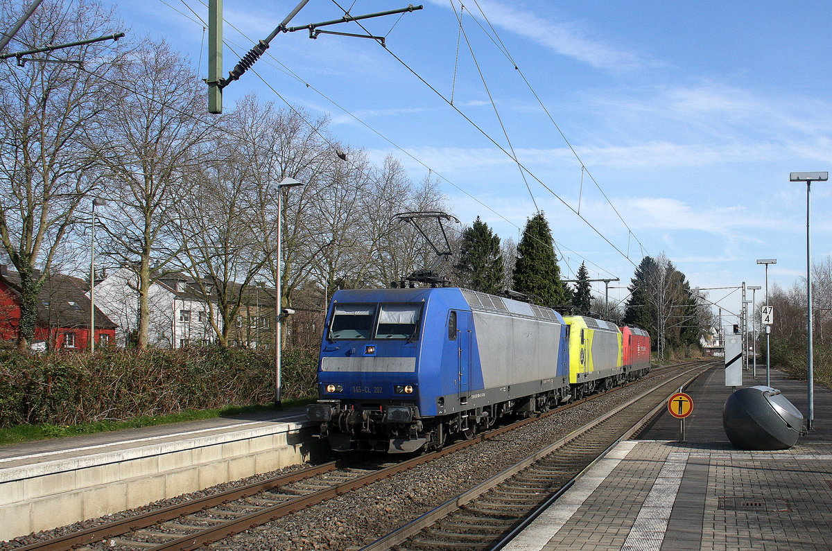 145 CL-202 und 145 CL-031 und 185 596-4  Suzy  alle drei von Crossrail kommen als Lokzug aus Krefeld-Hbf nach Aachen-West  und kommen aus Richtung Rheydt,Wickrath,Beckrath,Herrath und durchfahren Erkelenz in Richtung Baal,Hückelhoven-Baal,Brachelen,Lindern,Süggerrath,Geilenkirchen,Frelenberg,Übach-Palenberg,Rimburg,Finkenrath,Hofstadt,Herzogenrath,Kohlscheid,Richterich,Laurensberg,Aachen-West.
Aufgenommen vom Bahnsteig 2 in Erkelenz. 
Bei schönem Sonnenschein am Morgen vom 25.3.2017.