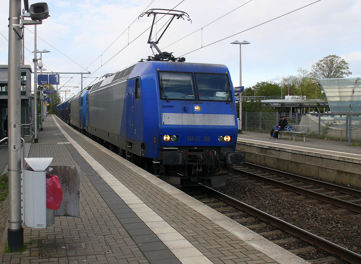 145 CL-202 und eine 185er beide von Crossrail kommen mit einem Autozug aus  aus Pirna Gbf(D) nach Aachen-West,Zeebrugge(B) und fahren durch Erkelenz in Richtung Baal,Hückelhoven-Baal,Brachelen,Lindern,Süggerath,Geilenkirchen,Frelenberg,Zweibrüggen,Übach-Palenberg,Rimburg,Finkenrath,Hofstadt,Herzogenrath, Kohlscheid,Richterich,Laurensberg,Aachen-West.
Aufgenommen vom Bahnsteig 1 in Erkelenz. 
In der Abendsonne am Abend vom 17.4.2017.
