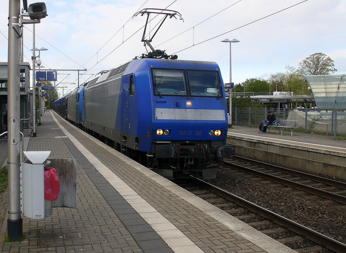 145 CL-202 und eine 185er beide von Crossrail kommen mit einem Autozug aus  aus Pirna Gbf(D) nach Aachen-West,Zeebrugge(B) und fahren durch Erkelenz in Richtung Baal,Hückelhoven-Baal,Brachelen,Lindern,Süggerath,Geilenkirchen,Frelenberg,Zweibrüggen,Übach-Palenberg,Rimburg,Finkenrath,Hofstadt,Herzogenrath, Kohlscheid,Richterich,Laurensberg,Aachen-West.
Aufgenommen vom Bahnsteig 1 in Erkelenz. 
In der Abendsonne am Abend vom 17.4.2017.
