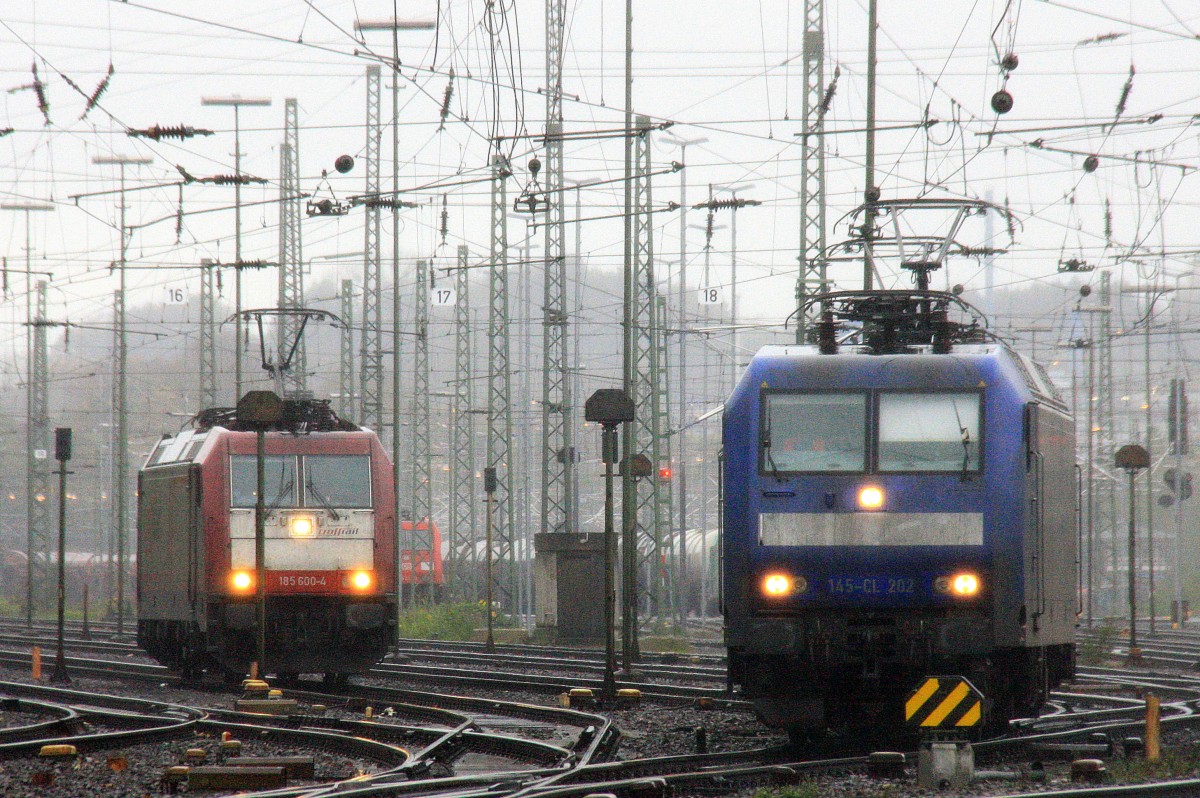 145 CL-202 von Crossrail und 145 CL-031 von Alpha Trains rangiern in Aachen-West und im Hintergrund 185 600-4 von Crossrail bei Regenwetter am 2.11.2013.