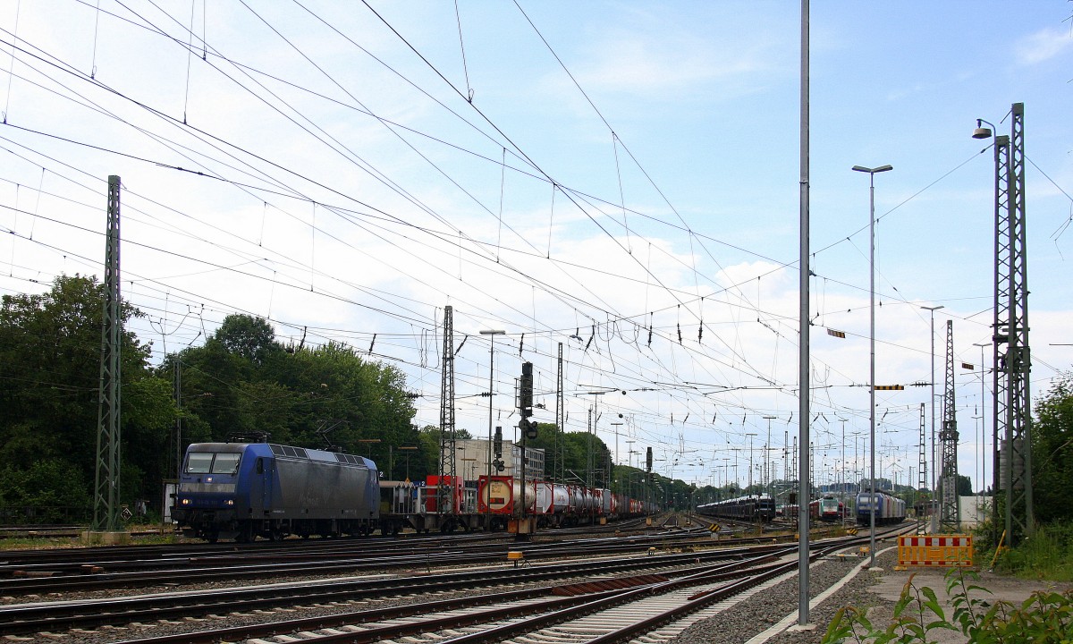 145 CL-202 von Crossrail fährt mit einem langen Containerzug aus Belgien nach Italien bei der Ausfahrt aus Aachen-West und fährt in Richtung Aachen-Schanz,Aachen-Hbf,Köln bei Sonne und Wolken am Nachmittag vom 22.6.2014.