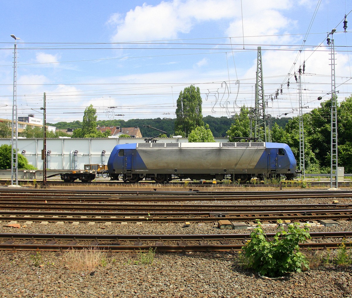 145 CL-202 von Crossrail fährt mit einem langen Containerzug aus Zeebrugge-Ramskapelle(B) nach Milano(I) bei der Ausfahrt aus Aachen-West und fährt in Richtung Aachen-Schanz,Aachen-Hbf,Köln. 
Aufgenommen vom Bahnsteig in Aachen-West. 
Bei schönem Sonnenschein am Mittag vom 13.6.2015.