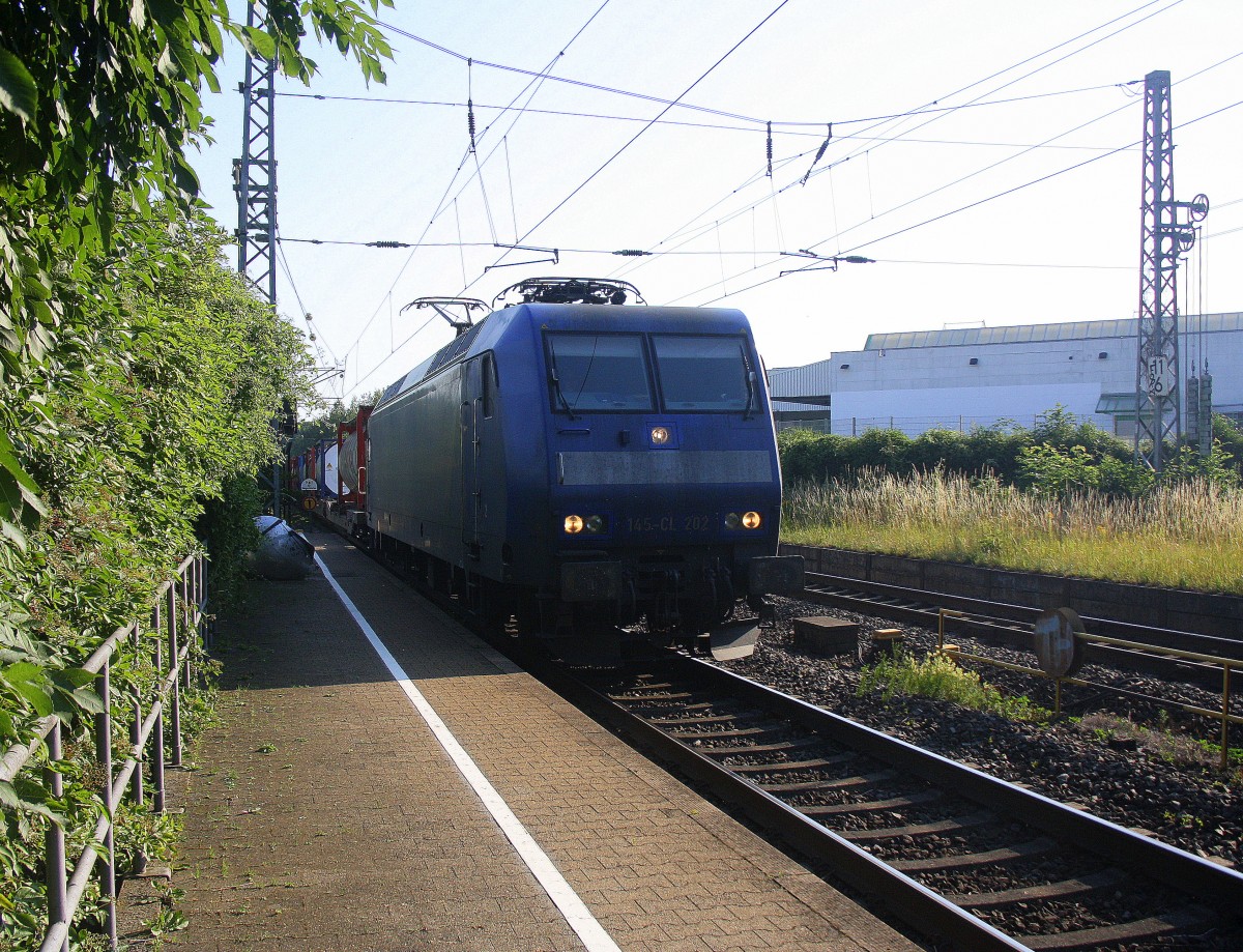 145 CL-202 von Crossrail kommt  als Umleiter mit einem langen Contanierzug aus  Novara(I) nach Zeebrugge-Ramskapelle(B) und fährt durch Kohlscheid aus Richtung Herzogenrath und fährt die Kohlscheider-Rampe hoch nach Aachen-West.
 An einem schönem Sommermorgen vom 2.7.2015.