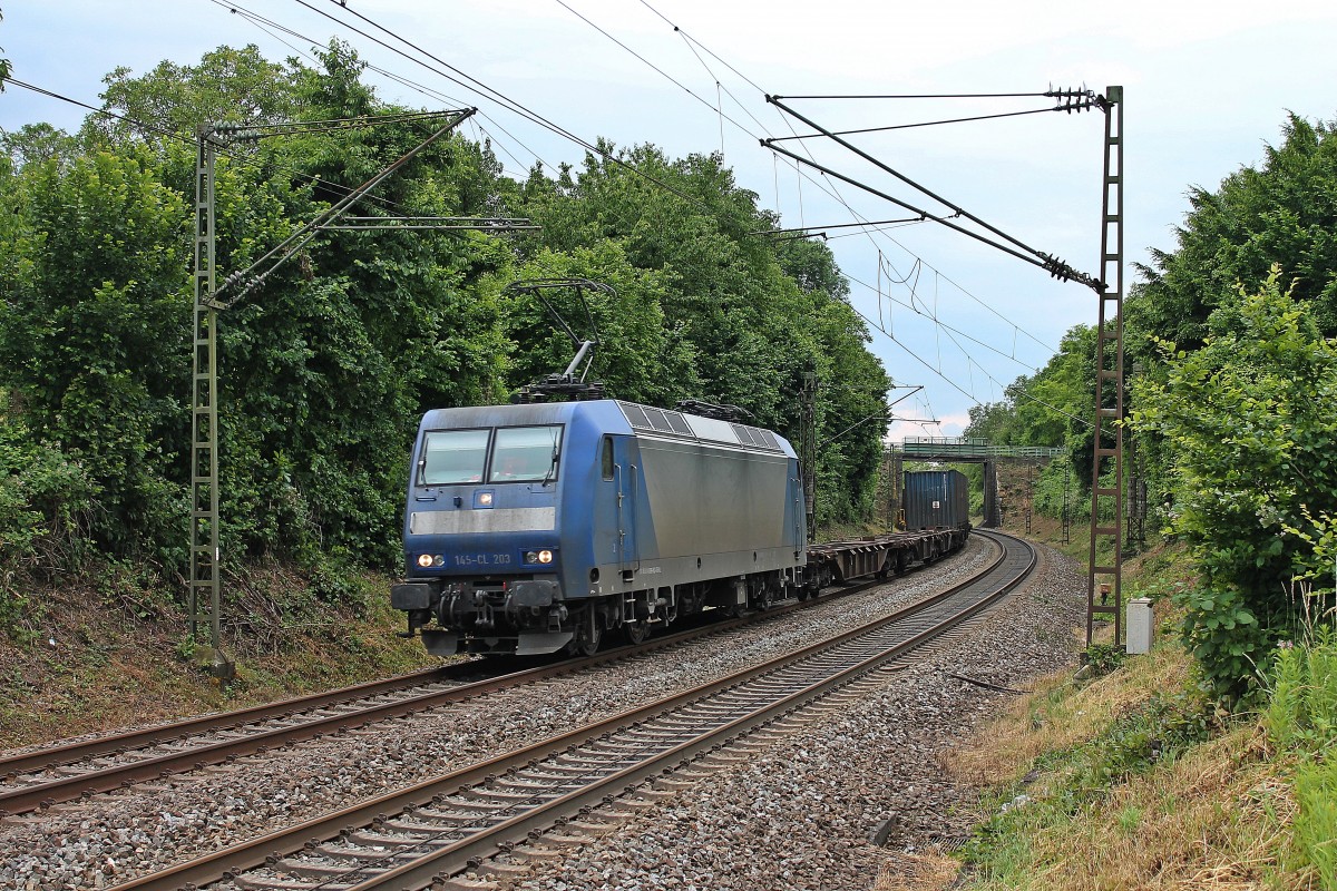 145-CL 203 (Crossrail) am 25.06.2013 mit einem KLV in der sdlichen Kurve des Ortes Schallstadt, sdlich von Freiburg (Breisgau) gen Norden.