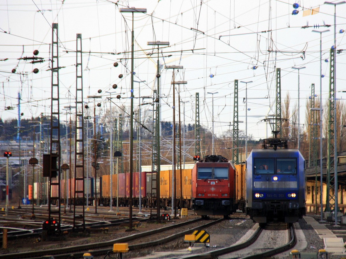 145 CL-203 von Crossrail fährt mit einem langen Containerzug aus Zeebrugge(B) nach Gallarate(I) bei der Abfahrt aus Aachen-West und fährt in Richtung Aachen-Hbf,Köln, 
185 596-4  Suzy  von Crossrail steht  auf dem abstellgleis in Aachen-West bei Sonne am 18.1.2014.
