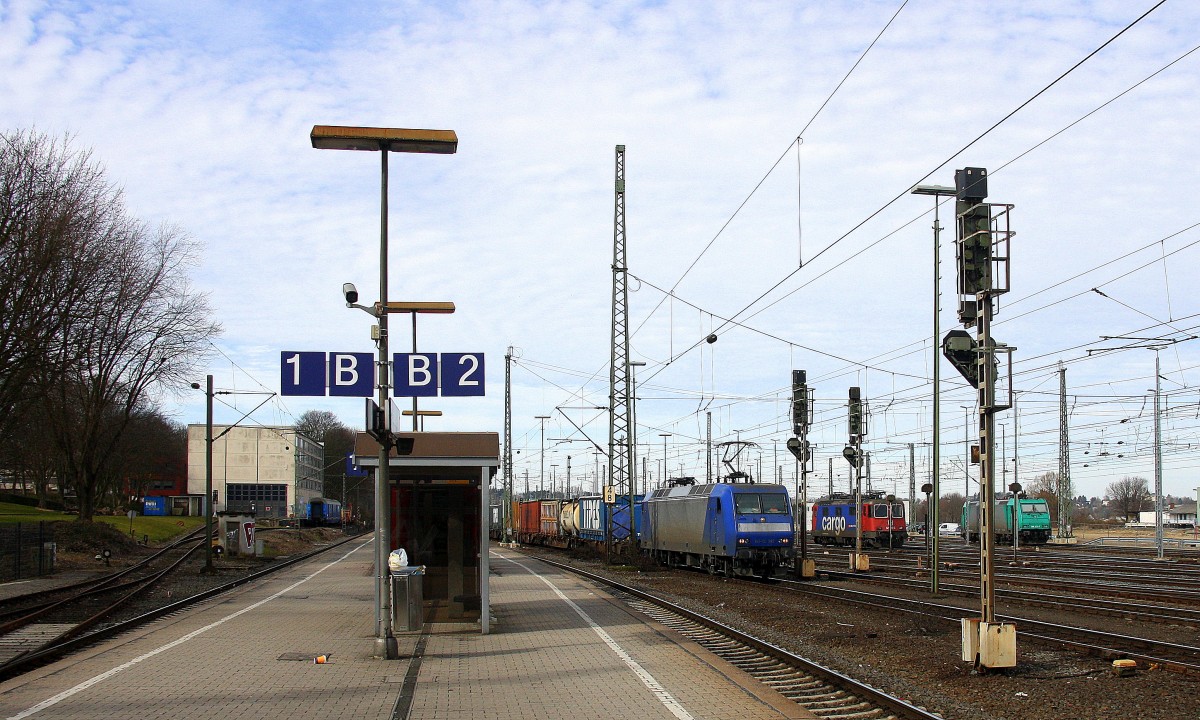 145 CL-203 von Crossrail fährt mit einem langen Containerzug aus Zeebrugge-Ramskapelle(B) nach Milano(I) bei der Ausfahrt aus Aachen-West und fährt in Richtung Aachen-Schanz,Aachen-Hbf,Köln.
Aufgenommen vom Bahnsteig in Aachen-West bei schönem Frühlingswetter am 7.3.2015.