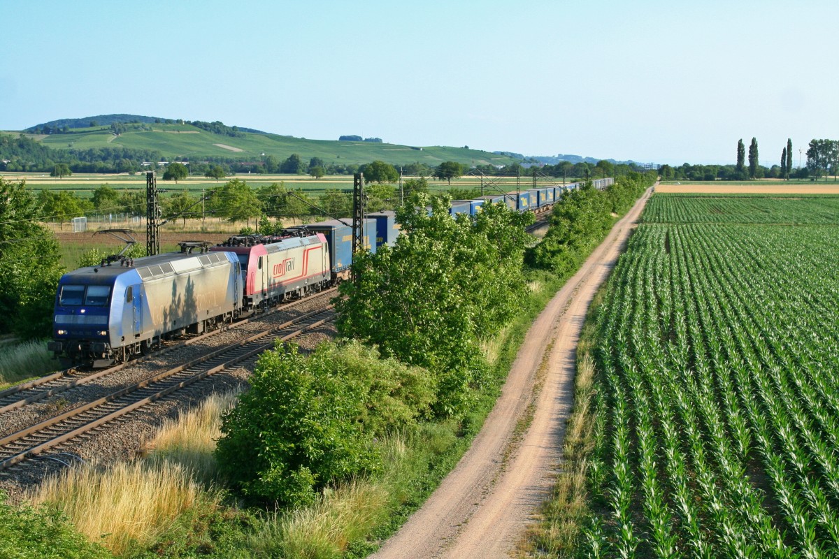 145-CL 203, der kalten 185 582-3 und einem KLV-Zug aus der Schweiz in Richtung Aachen West am Abend des 25.06.14 bei H�gelheim.