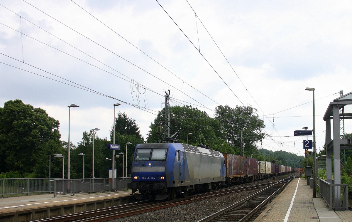 145 CL-204 von Crossrail  kommt als Umleiter aus Richtung Aachen-West mit einem langen Containerzug aus Zeebrugge-Ramskapelle(B) nach Milano(I)und fährt durch Kohlscheid und fährt in Richtung Herzogenrath,Neuss.
Bei Sonne und Regenwolken am 27.6.2015.