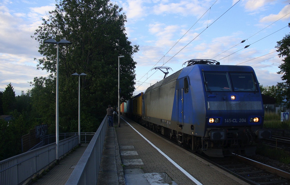 145 CL-204 von Crossrail kommt als Umleiter mit einem langen MSC-Containerzug aus Weil-am-Rhein(D) nach Antwerpen-Berendrecht(B) und kommt durch Kohlscheid aus Richtung Herzogenrath und fährt die Kohlscheider-Rampe hoch nach Aachen-West.
In der Abendsonne am Abend vom 29.7.2015.