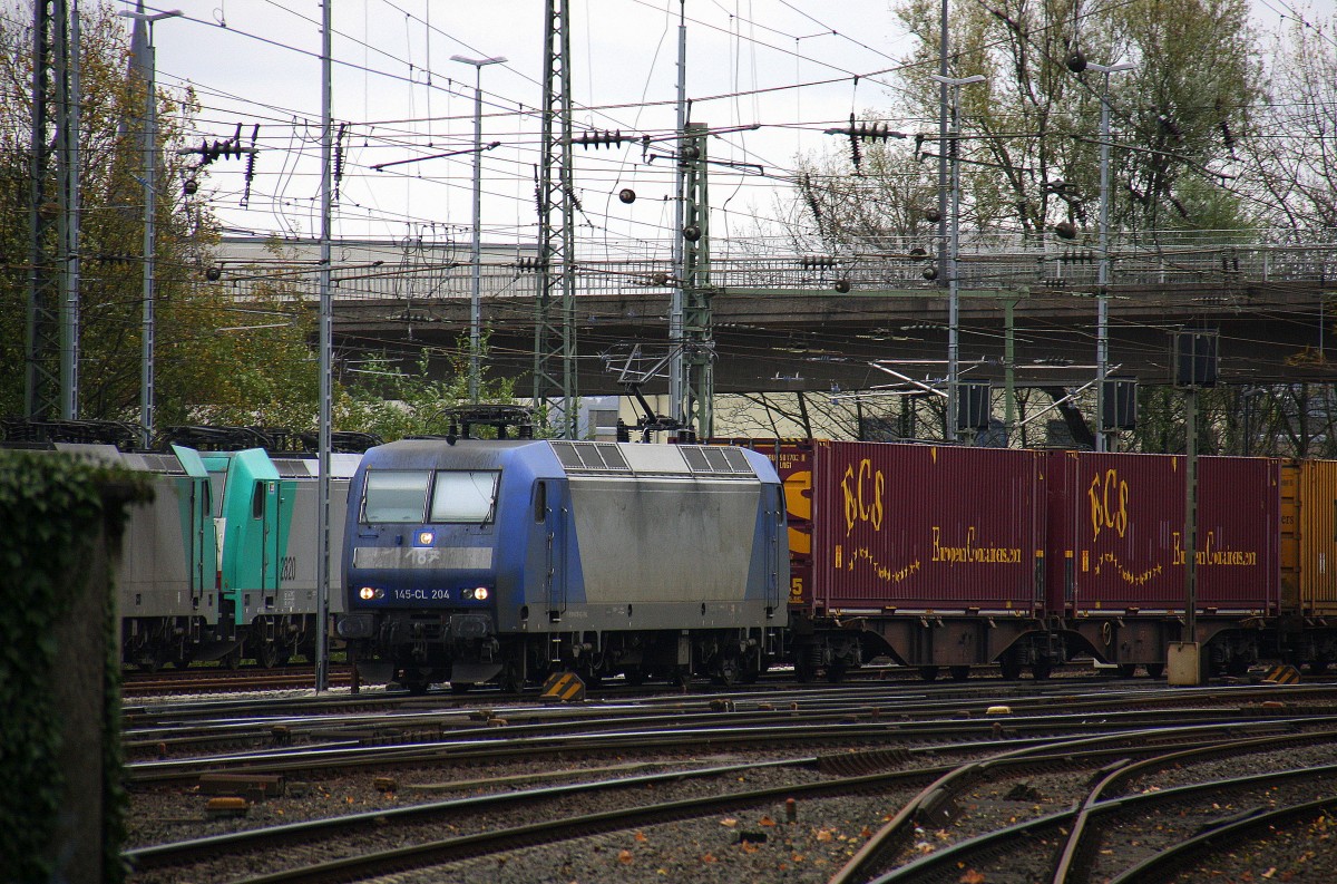 145 CL-204 von Crossrail  kommt aus Richtung Köln,Aachen-Hbf,Aachen-Schanz mit einem langen Containerzug aus Milano(I) nach Zeebrugge-Ramskapelle(B) und fährt in Aachen-West ein. 
Aufgenommen vom Bahnsteig in Aachen-West. 
Bei Regenwolken am 15.11.2015.