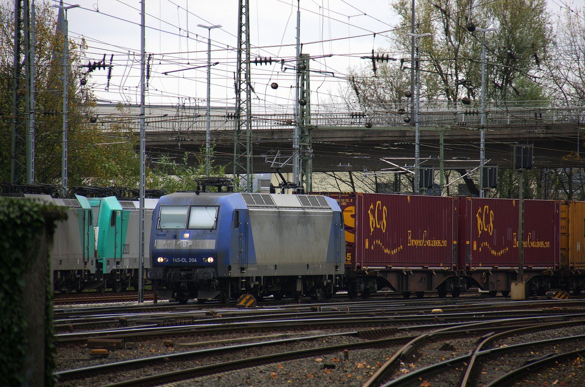 145 CL-204 von Crossrail  kommt aus Richtung Köln,Aachen-Hbf,Aachen-Schanz mit einem langen Containerzug aus Milano(I) nach Zeebrugge-Ramskapelle(B) und fährt in Aachen-West ein. 
Aufgenommen vom Bahnsteig in Aachen-West. 
Bei Regenwolken am 15.11.2015.