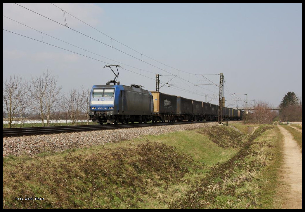 145 CL 204 fuhr am 11.03.2016 um 13.49 Uhr mit einem Containerzug am Ortsrand von Müllheim Richtung Basel. 